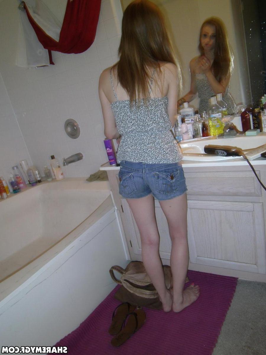 20P Candids of a hot blonde coed doing her makeup and flashing her boobs