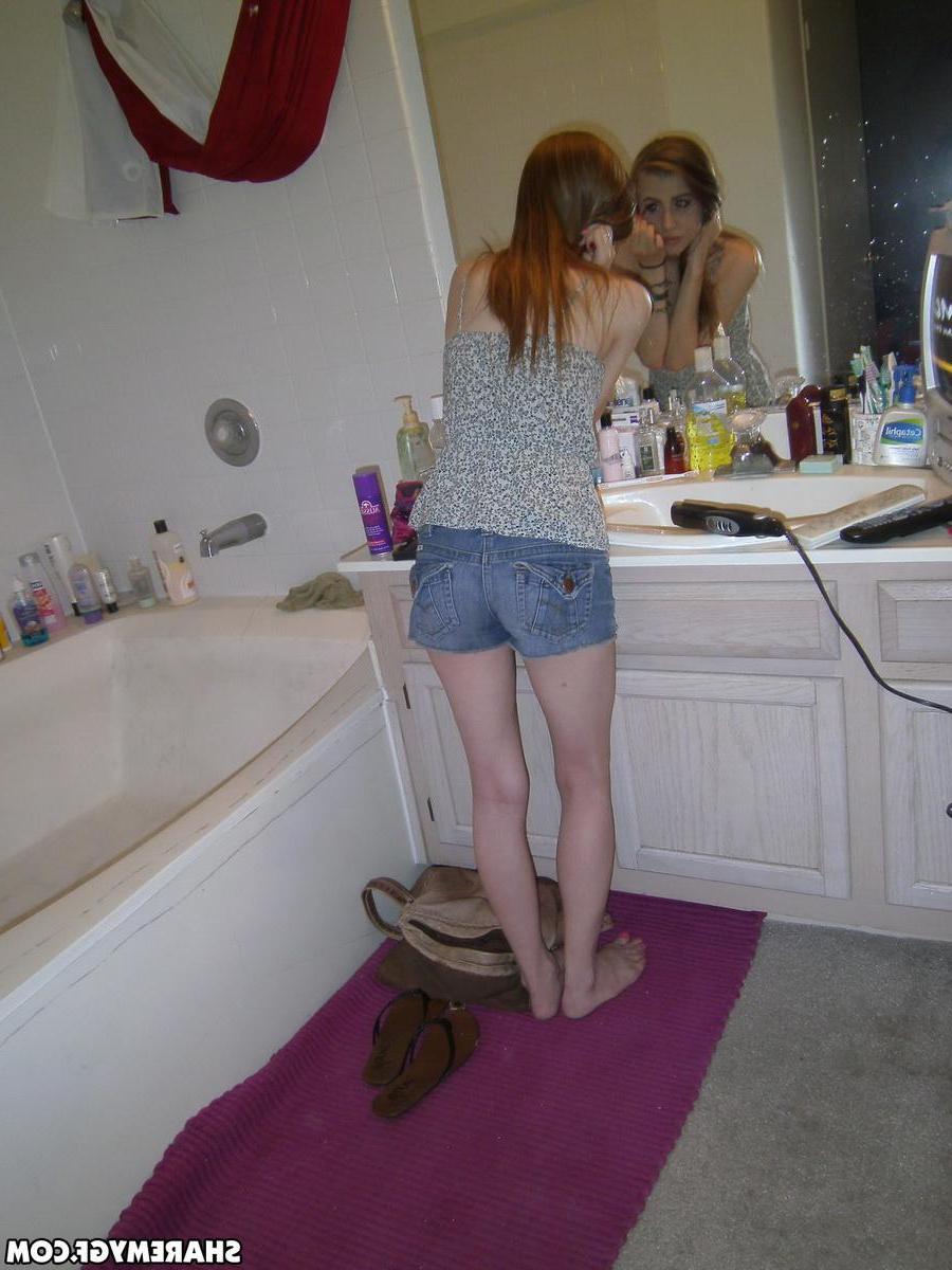 20P Candids of a hot blonde coed doing her makeup and flashing her boobs