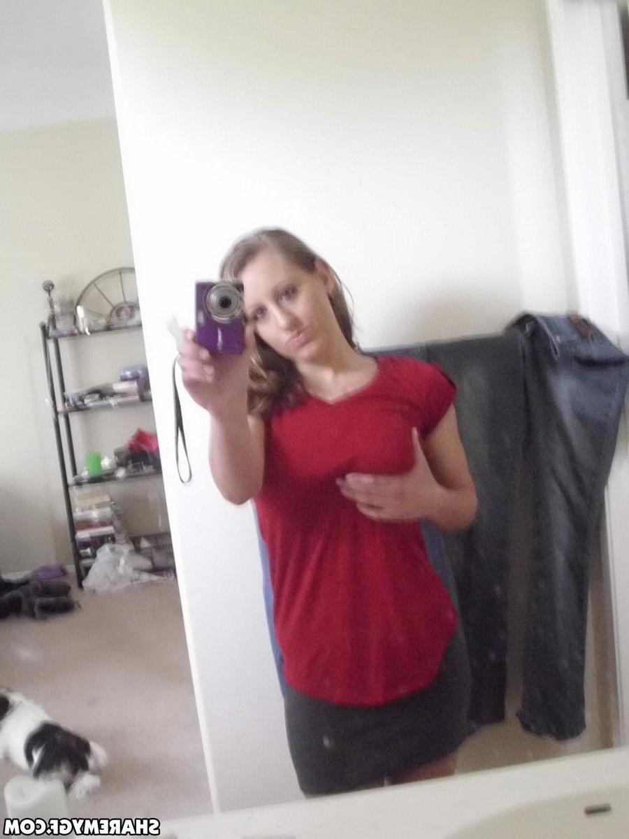 20P Hot blonde college coed shares her naughty selfies of her hot body