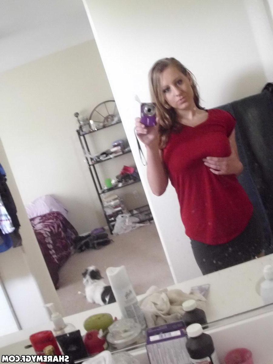 20P Hot blonde college coed shares her naughty selfies of her hot body