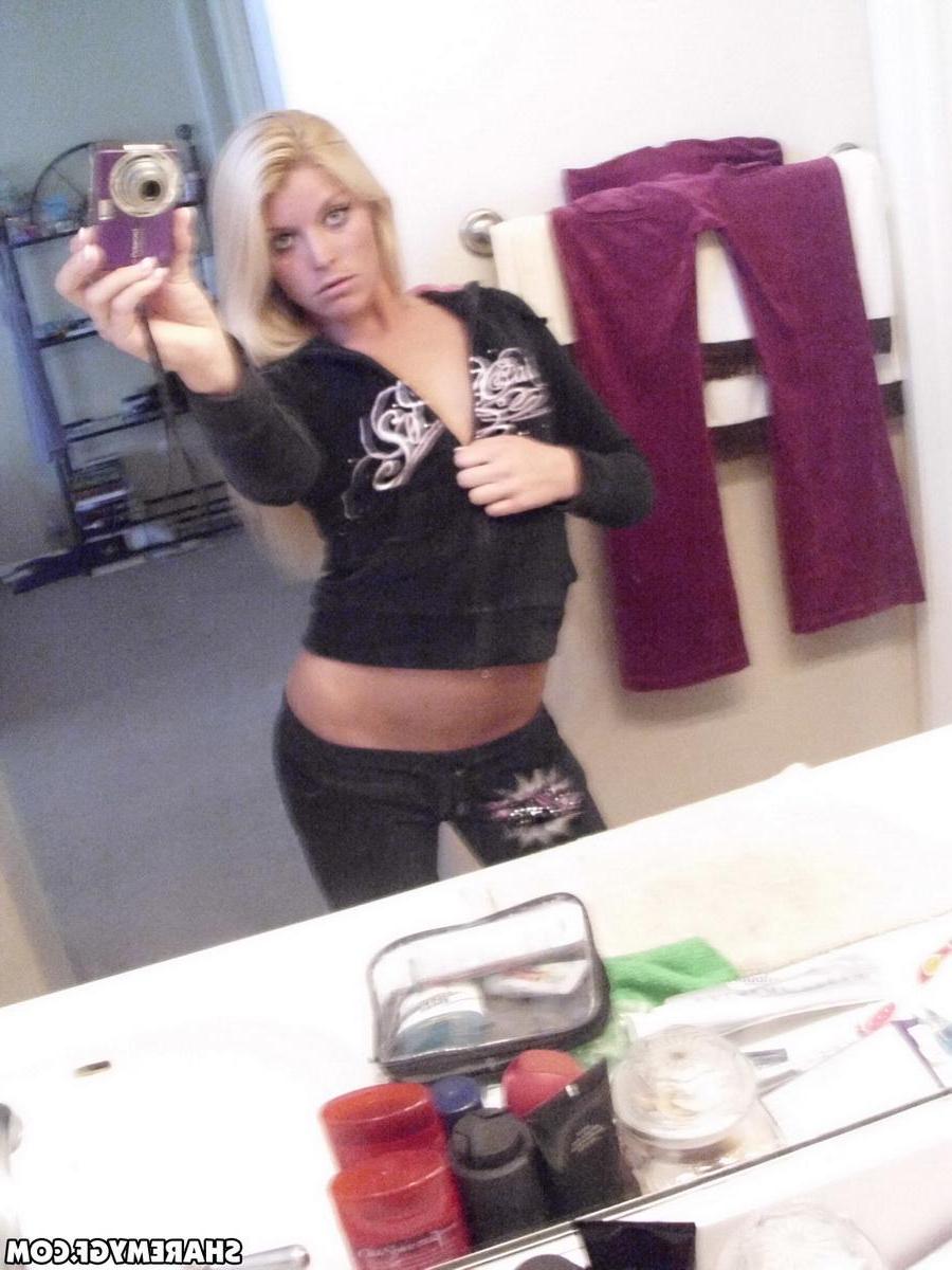 20P Super hot blonde coed takes selfies of her nude body