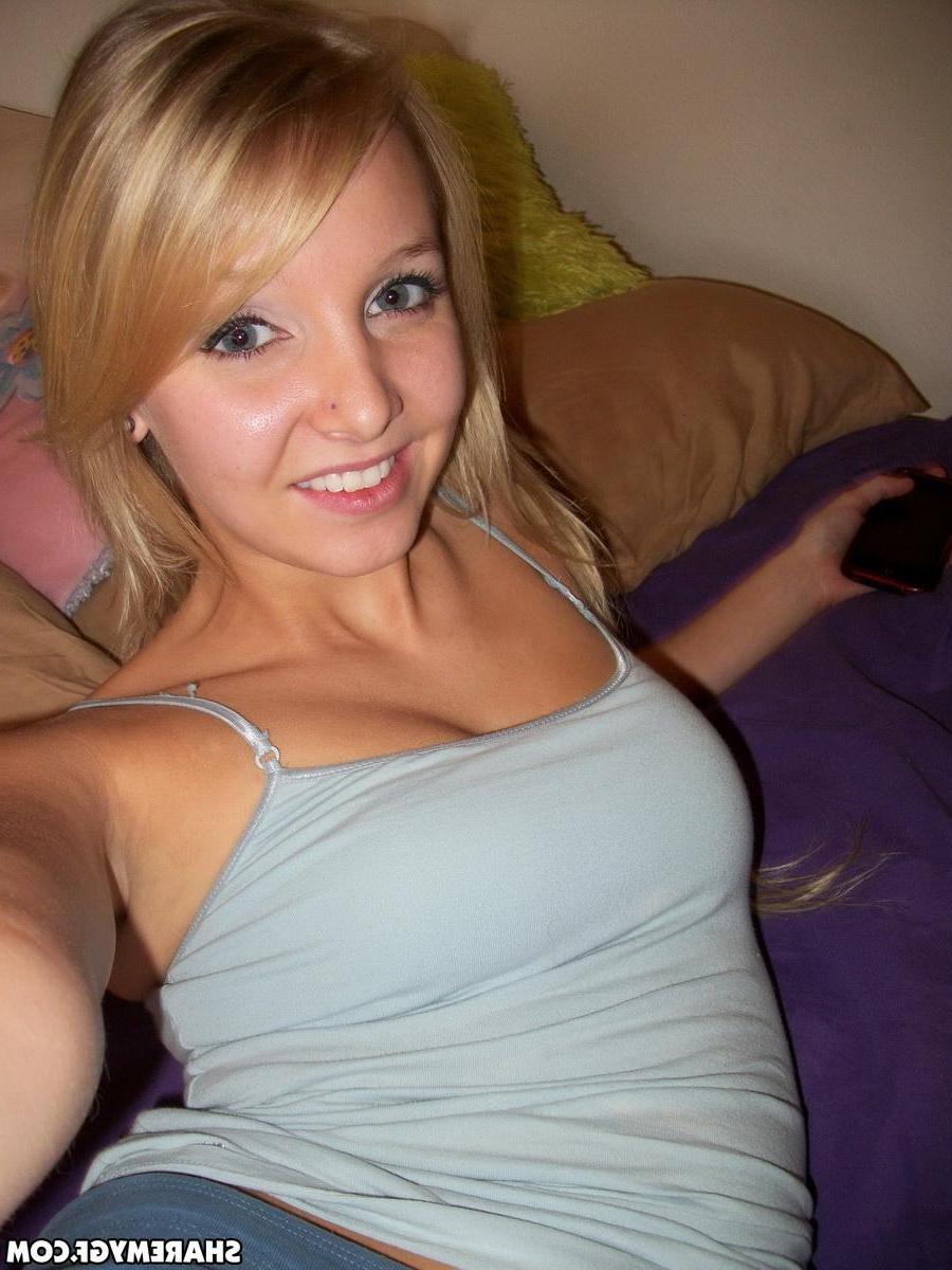 20P Blonde teen amateur takes sexy pics of her body