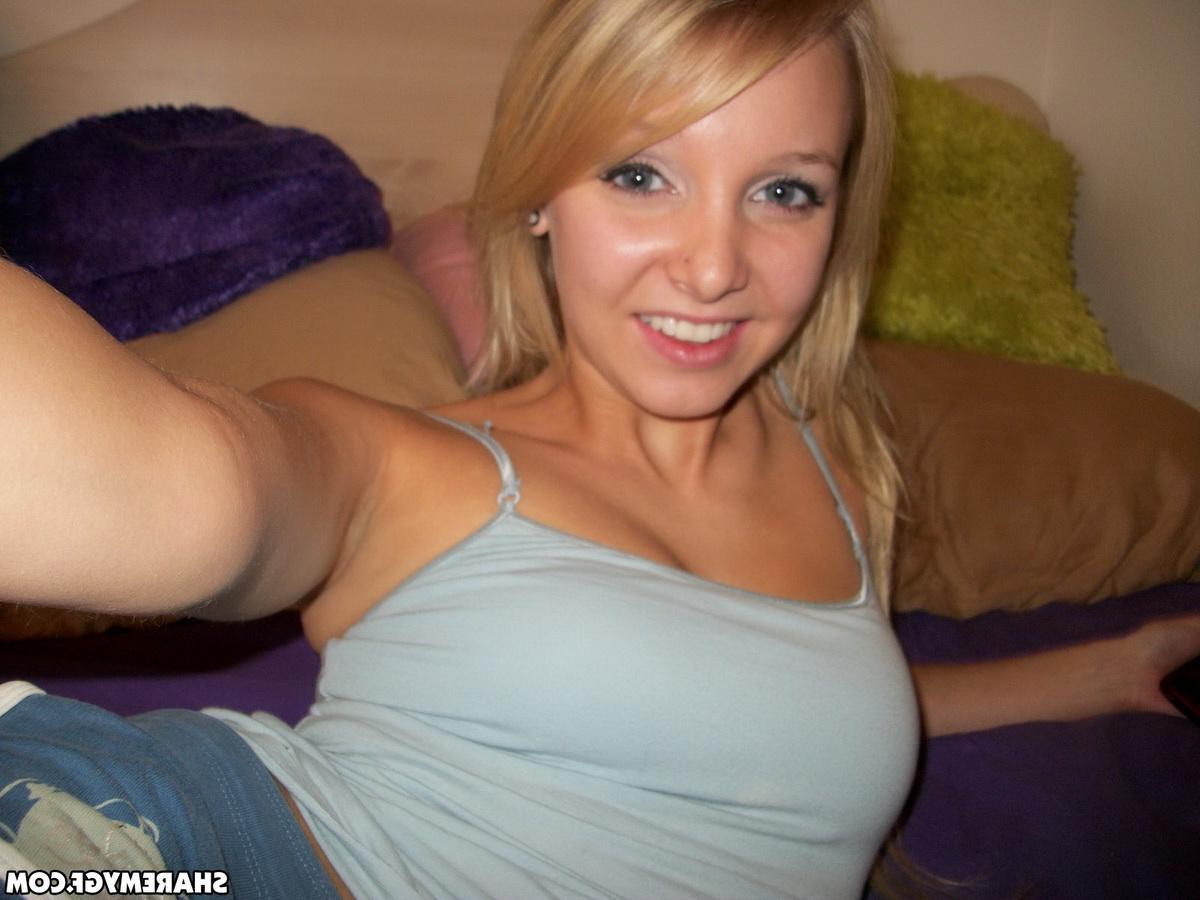 20P Blonde teen amateur takes sexy pics of her body