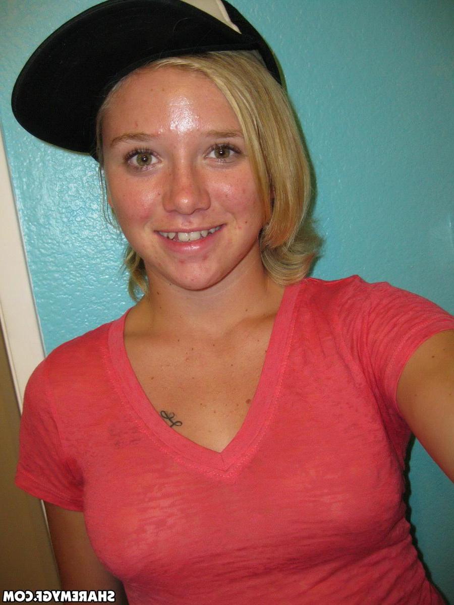 20P Amateur blonde teen snaps pics of her perky boobs and hairy pussy