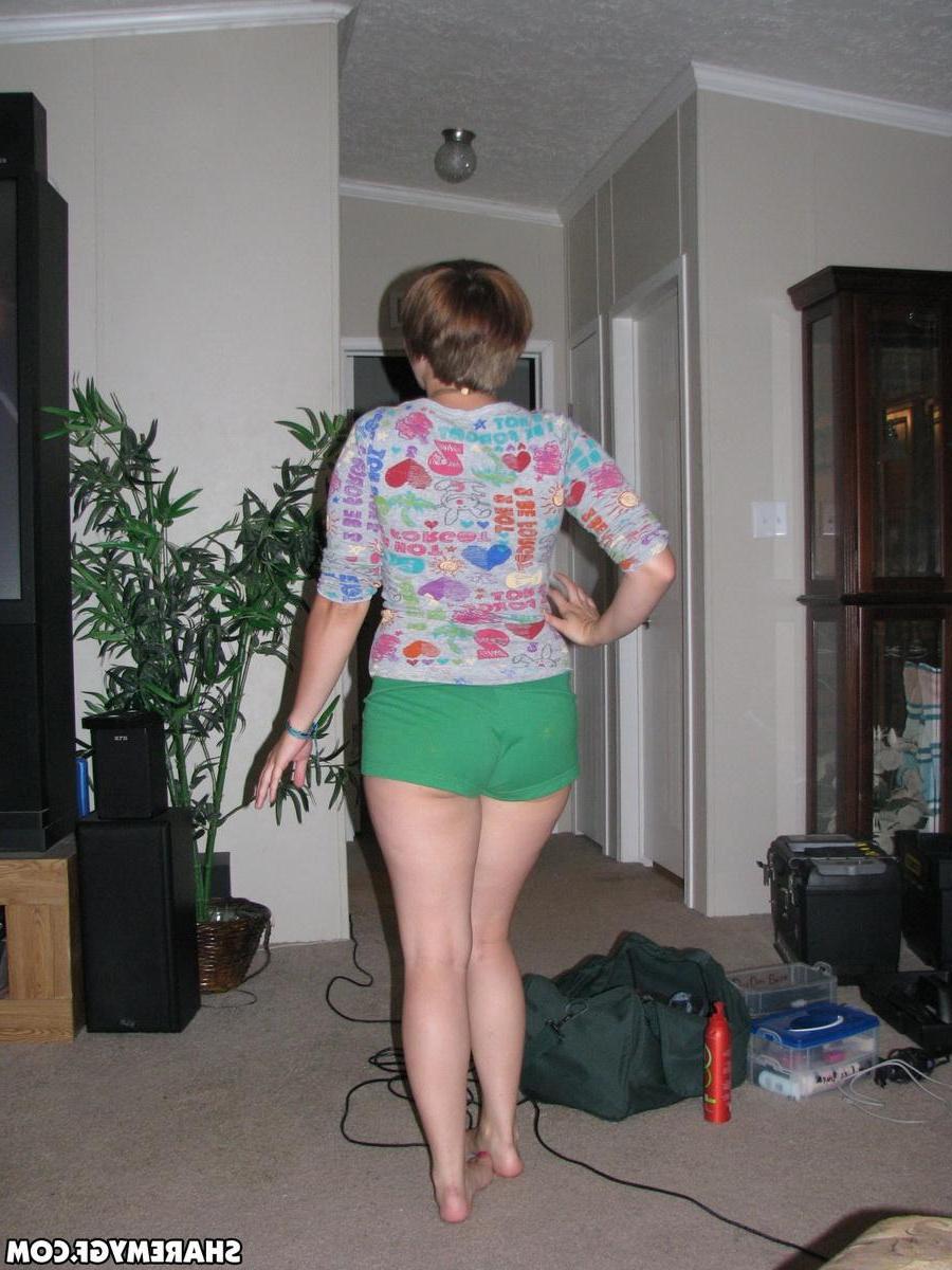 20P Short haired teen girlfriend gets naughty on camera