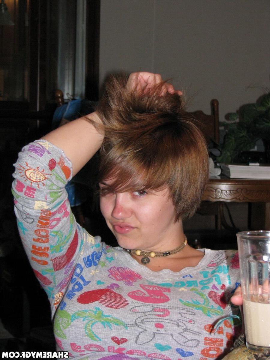 20P Short haired teen girlfriend gets naughty on camera