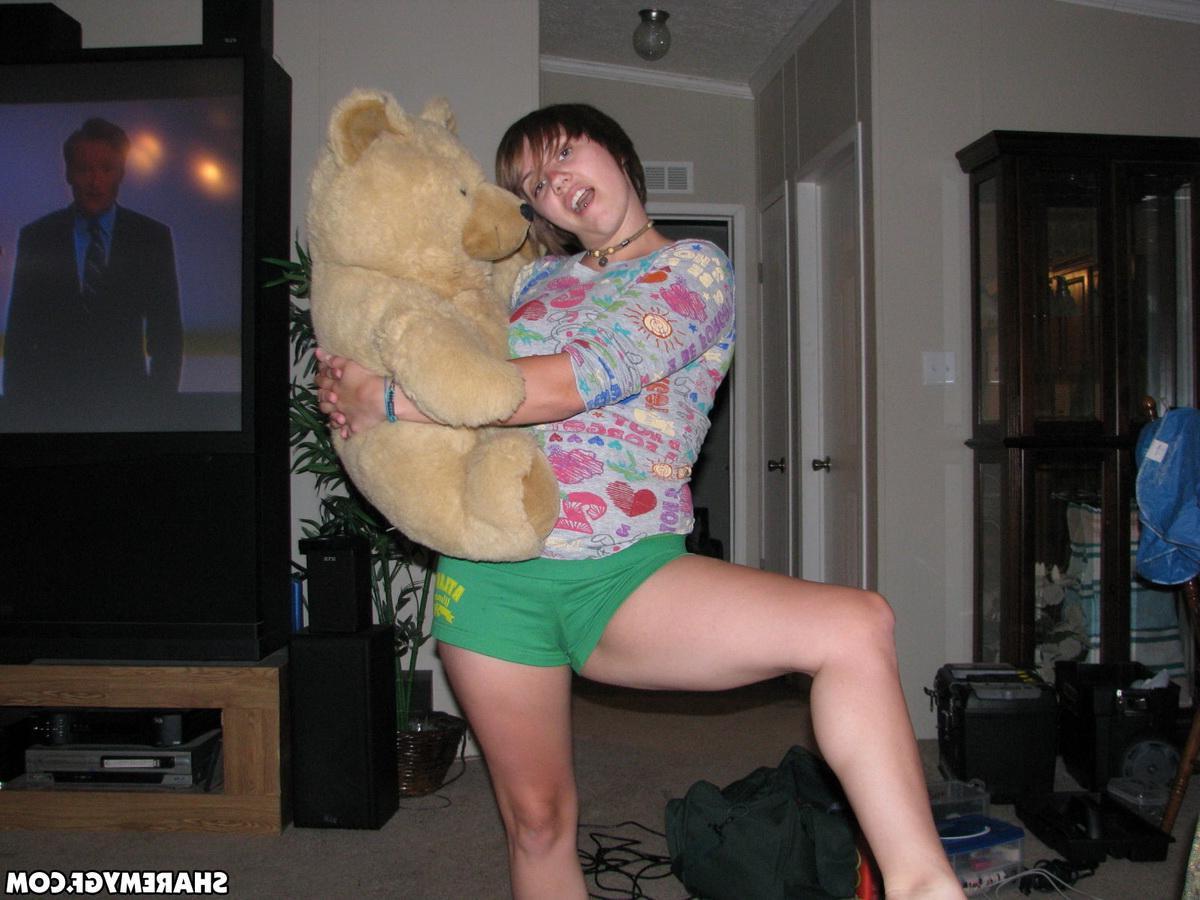 20P Short haired teen girlfriend gets naughty on camera