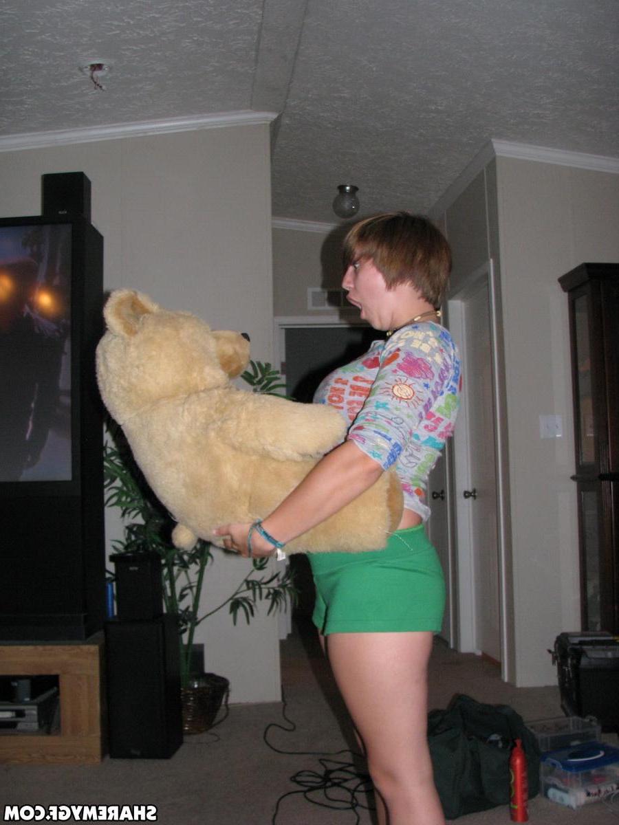 20P Short haired teen girlfriend gets naughty on camera