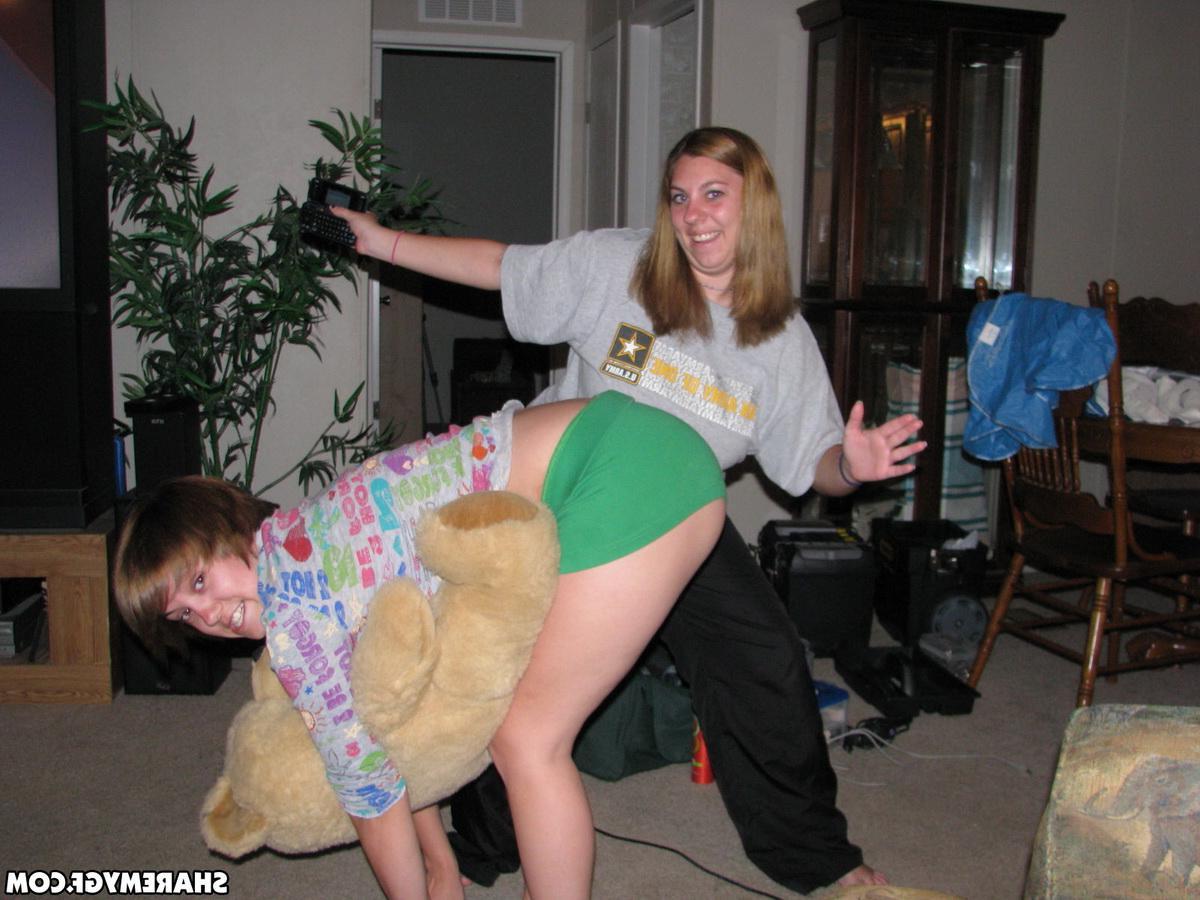 20P Short haired teen girlfriend gets naughty on camera