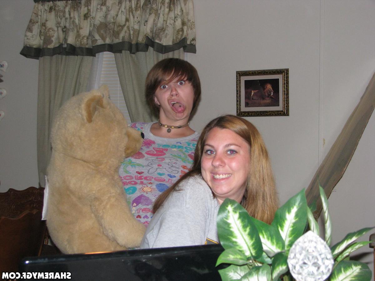 20P Short haired teen girlfriend gets naughty on camera