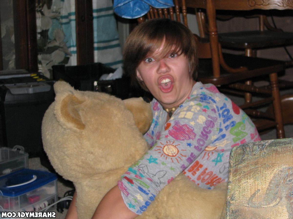 20P Short haired teen girlfriend gets naughty on camera