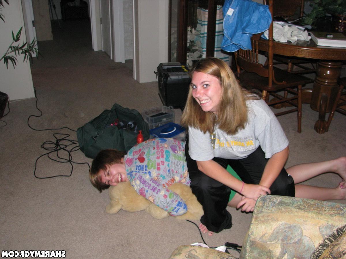 20P Short haired teen girlfriend gets naughty on camera