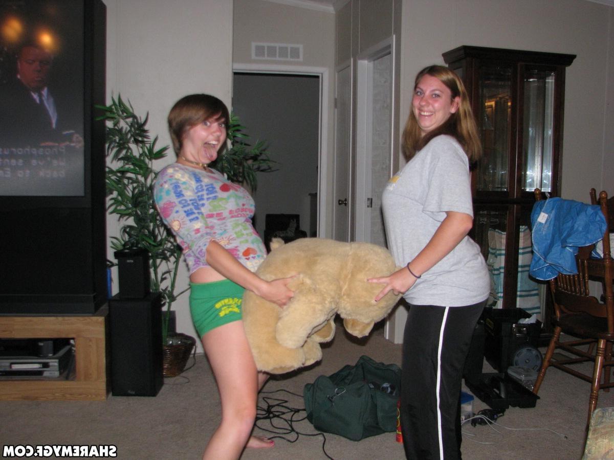 20P Short haired teen girlfriend gets naughty on camera