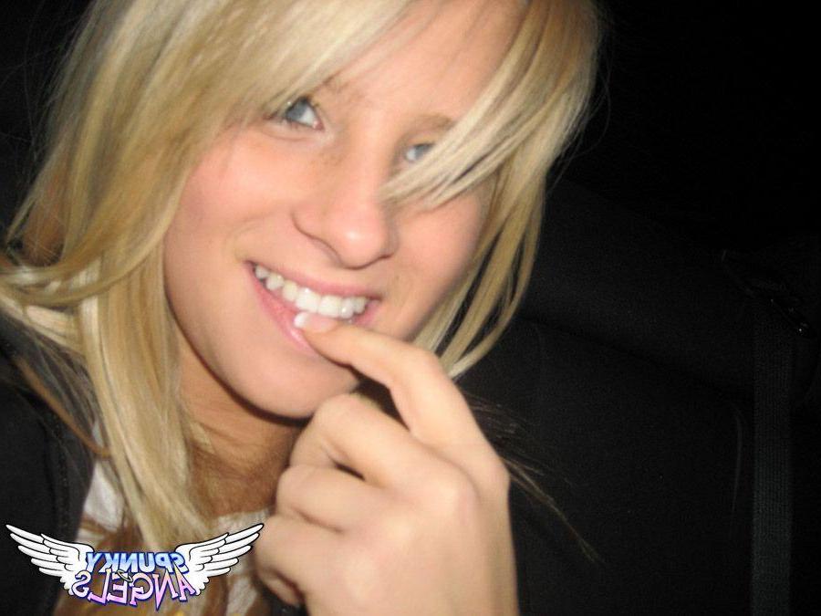 20P Pictures of a hot blond teen flashing her nude body