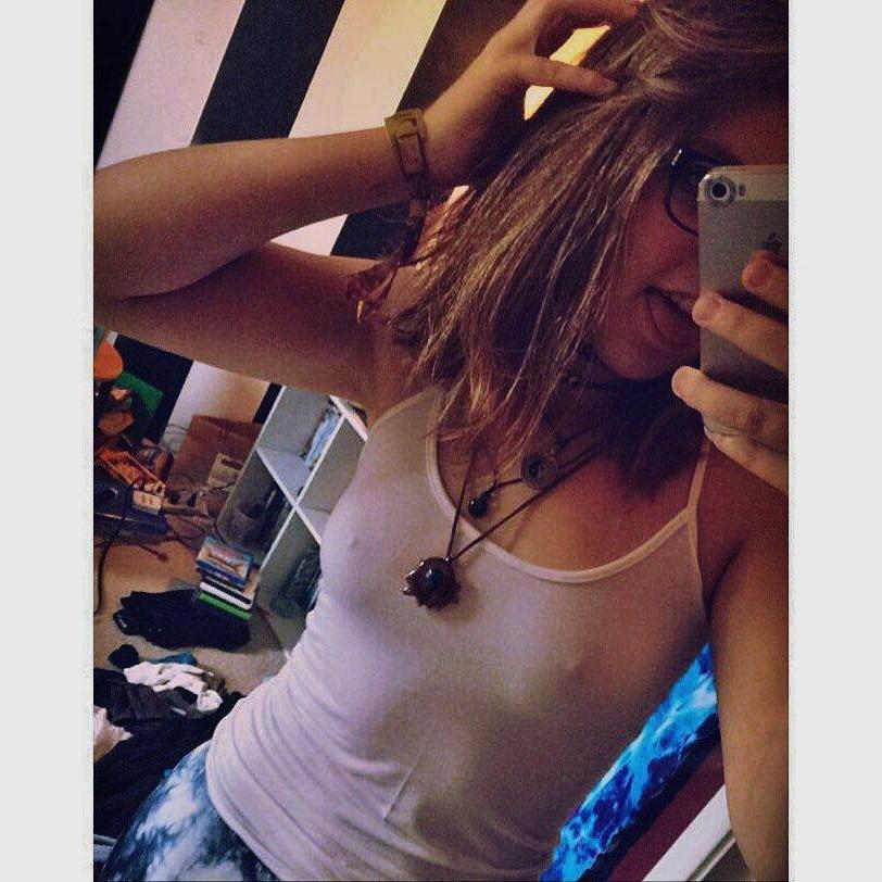 15P Hot college girls share selfeis of their tight bodies