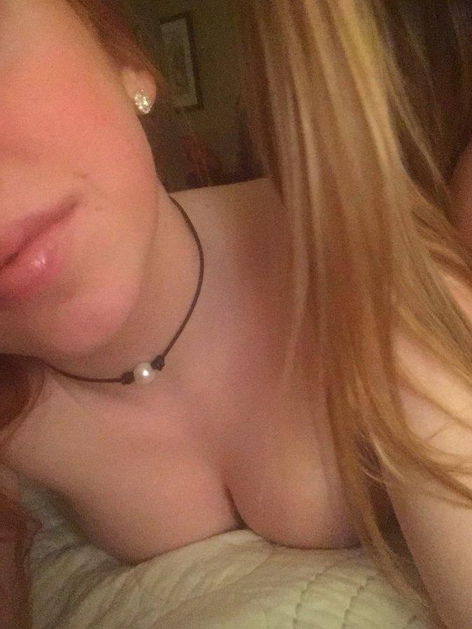 15P Hot college girls share selfeis of their tight bodies