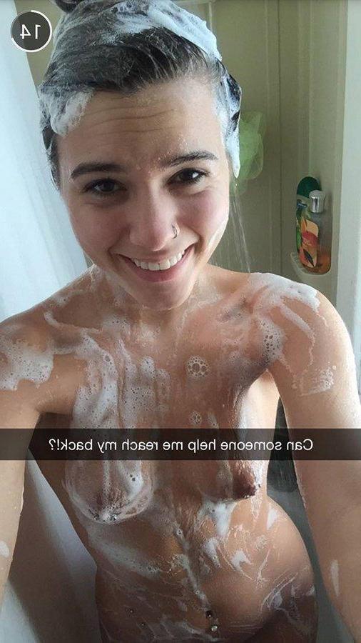 15P Hot college girls share selfeis of their tight bodies