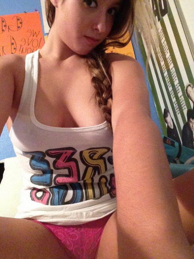 15P Hot coeds offer selfies of their nude bodies