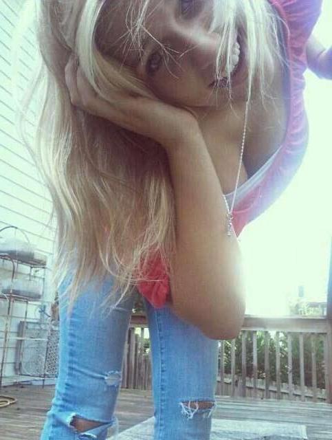 15P Hot college coeds share their sexy selfies