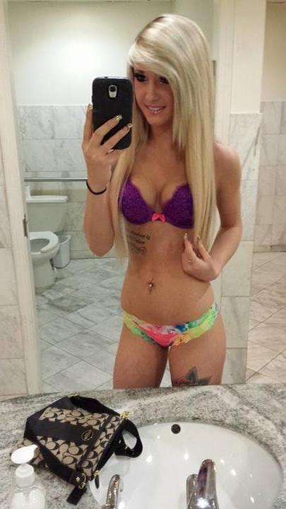 15P Hot college girls take selfies of their nude bodies