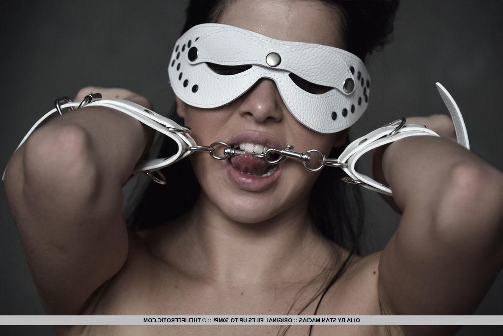 16P Olia masturbates with her pussy while wearing a blindfold