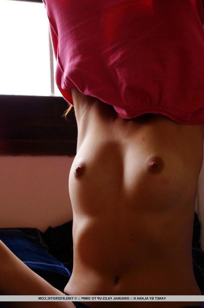16P Erotic model Yanet fingers her hairy bush for you