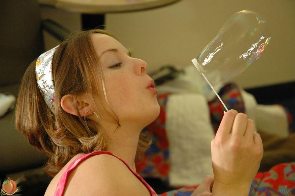 16P Pictures of wet peach Cindy showing how good she blows