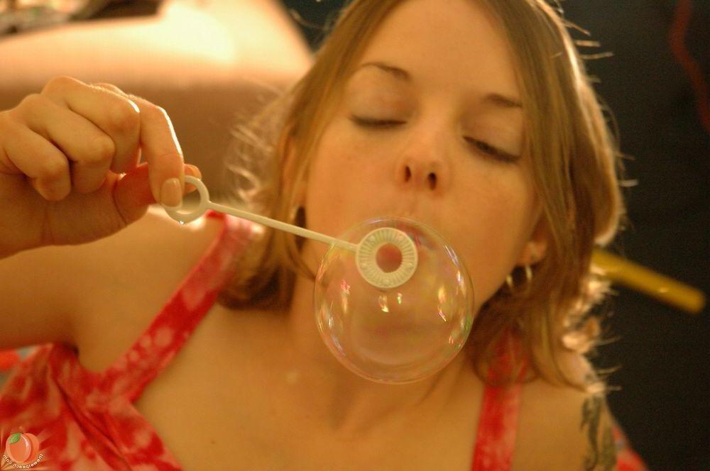 16P Pictures of wet peach Cindy showing how good she blows