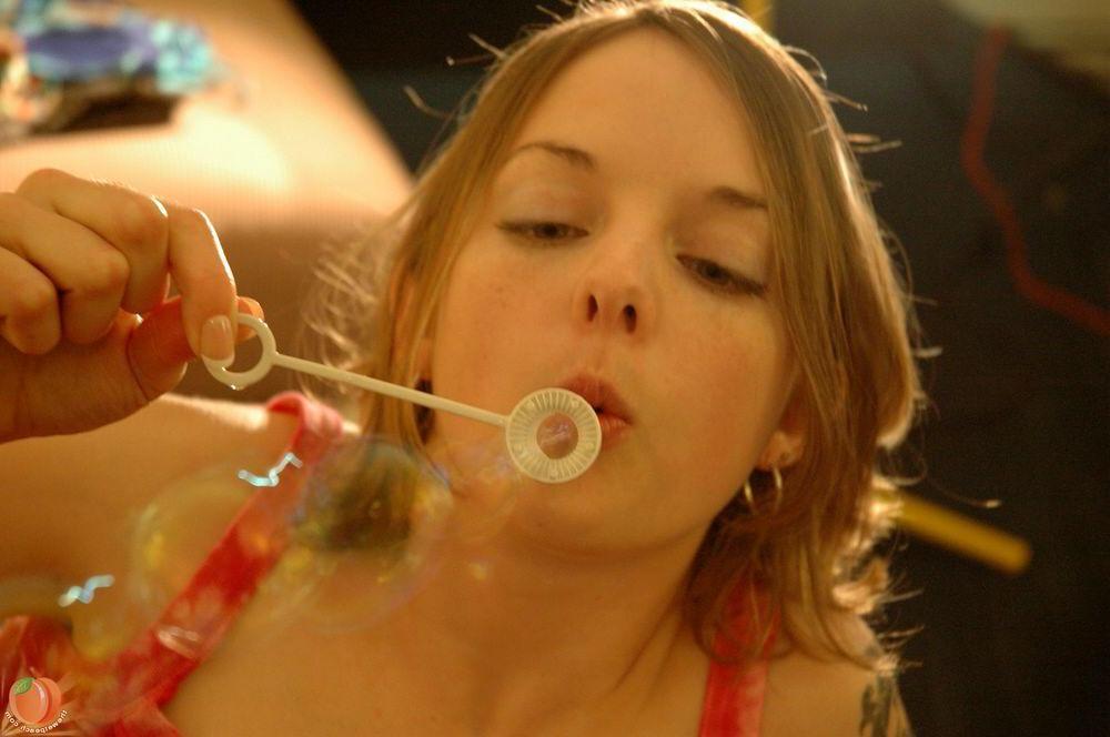 16P Pictures of wet peach Cindy showing how good she blows