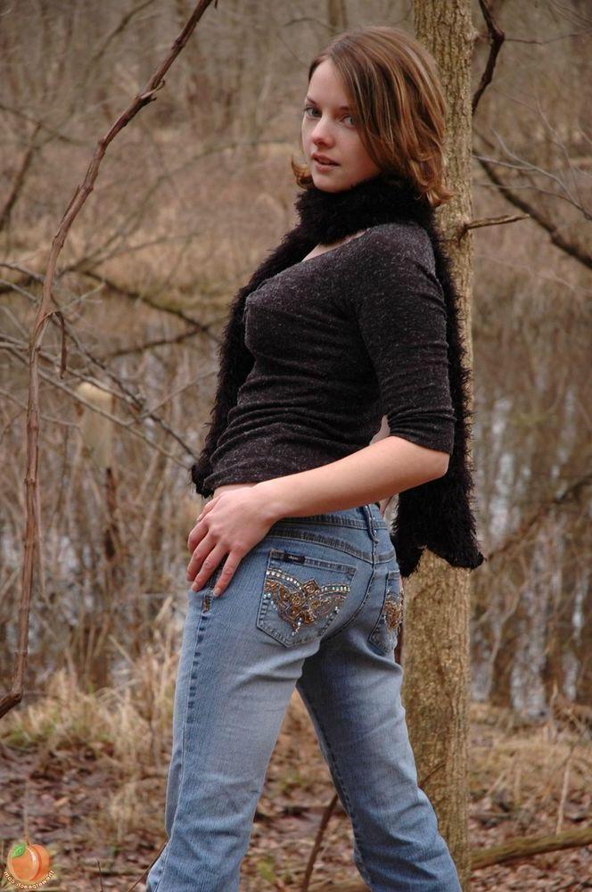 16P Pictures of wet peach Cindy exposing herself outside