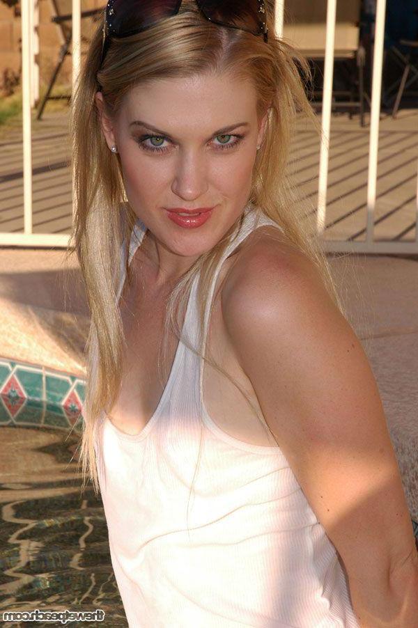 16P Pictures of wet peach Brenna all wet for you