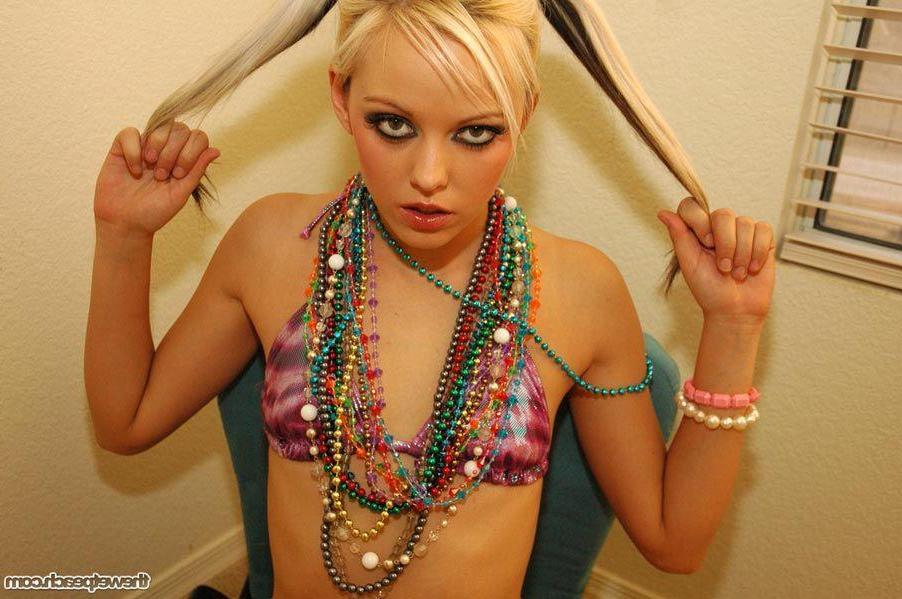 16P Pictures of Wet Peach Lindsay showing you her tits