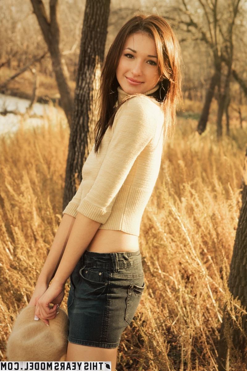 15P Hot teen Sienna welcomes Autumn by getting naked outside