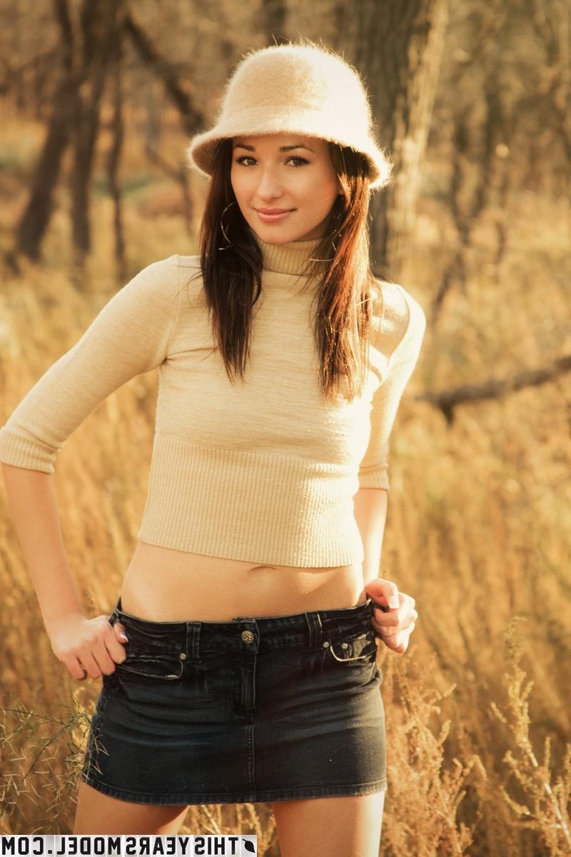 15P Hot teen Sienna welcomes Autumn by getting naked outside