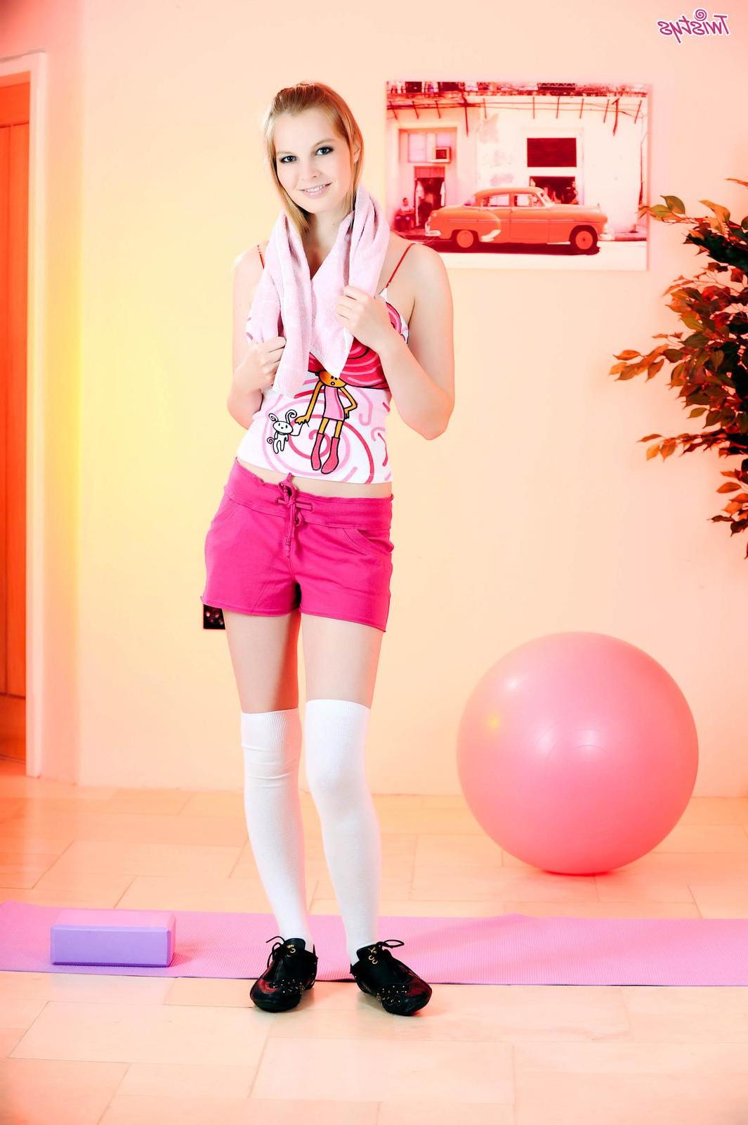 16P Blonde girl Rose goes to the gym and gives her pussy a stimulating workout