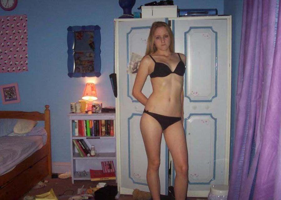 15P Pictures of a blond girlfriend naked for her boyfriend... and now you