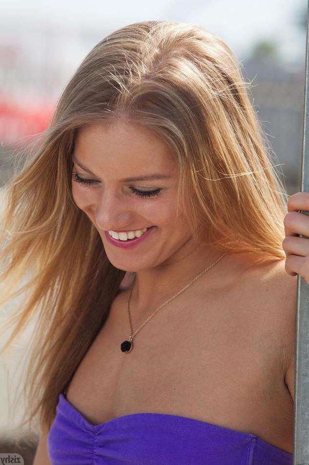 8P Hot coed Candace Mazlin has fun on spring break