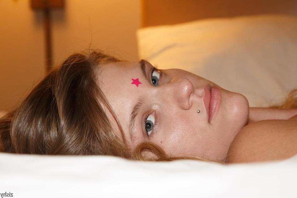 8P Hot coed Scarlett Dunne gets many stars for being so hot