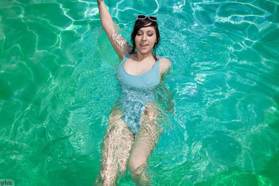8P Hot coed Luna Kitsuen teases in her swimsuit