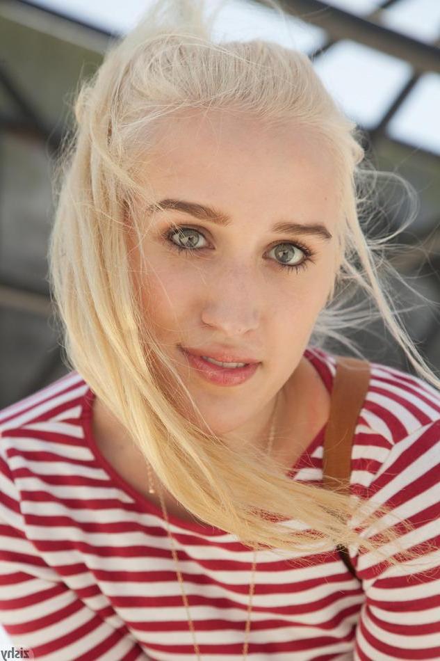 8P Blonde coed Robin Medina shows you what's up her skirt outside