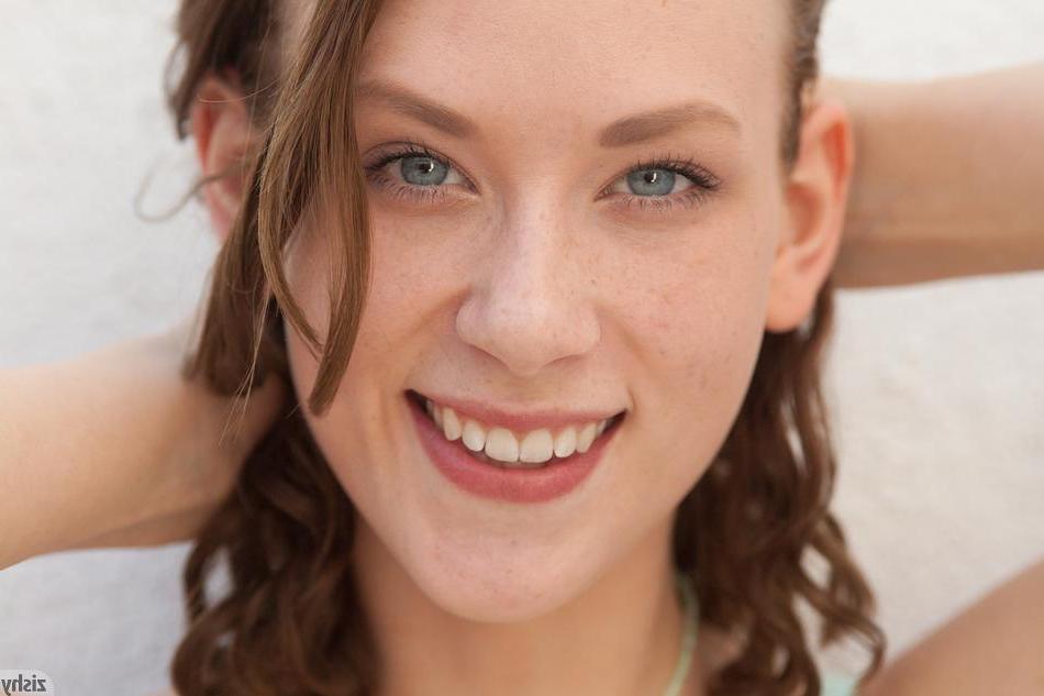 8P Beautiful coed Anya Amsel has some fun at home