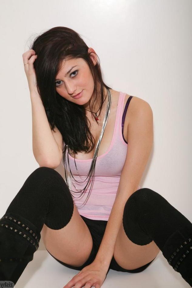 8P Hot teen Noyemi Chenian teases with her stunning body