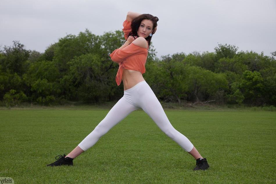 8P Brunette coed Kelly Lamprin teases in her yoga pants outside