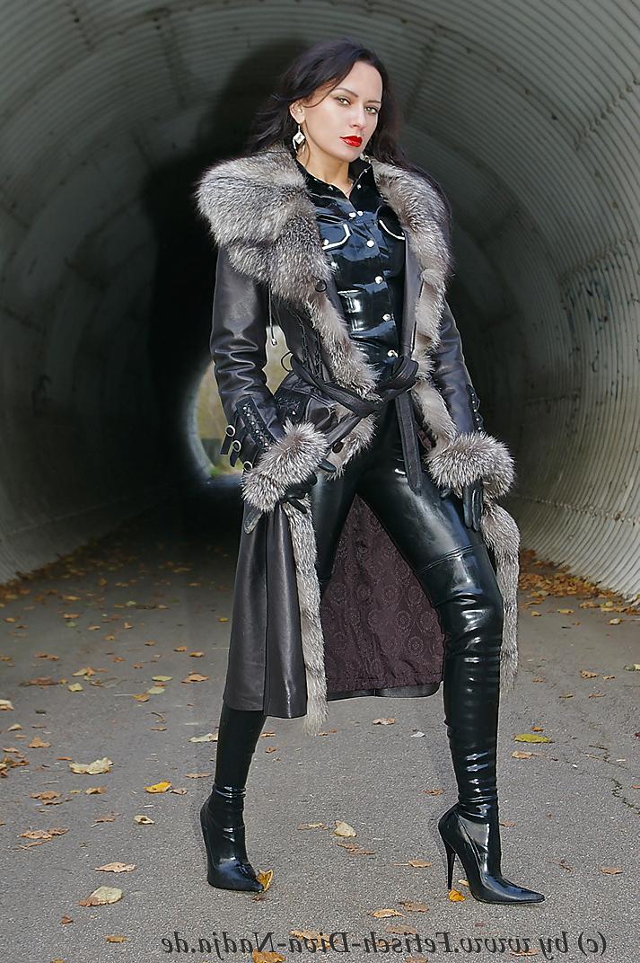 23P Sexy Latex Girl