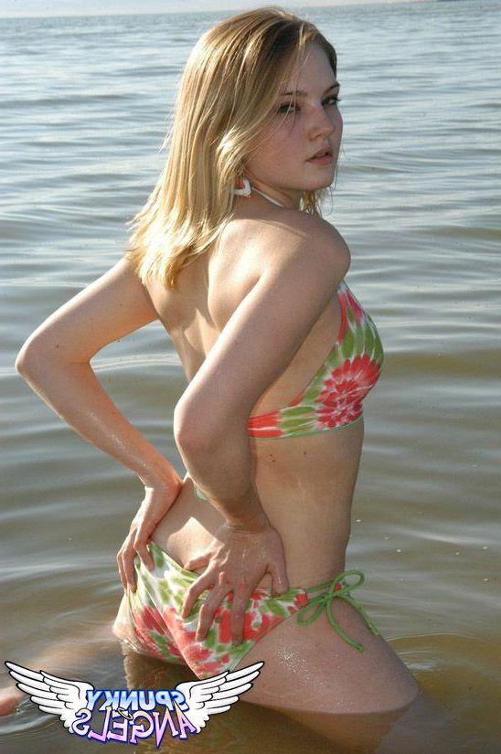 20P Pictures of Danielle getting wet