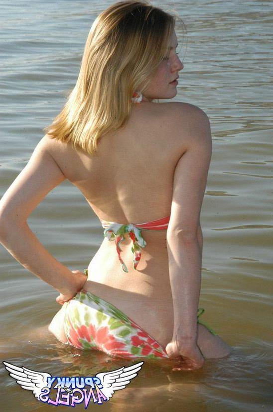 20P Pictures of Danielle getting wet