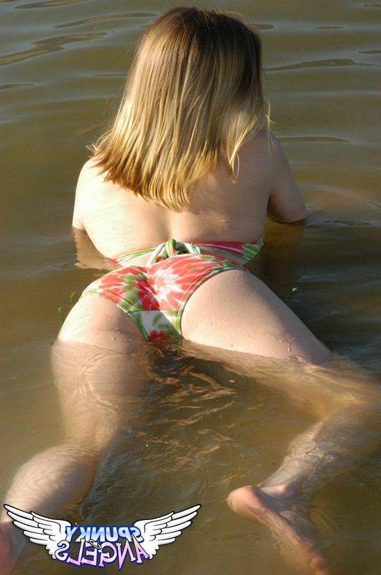 20P Pictures of Danielle getting wet