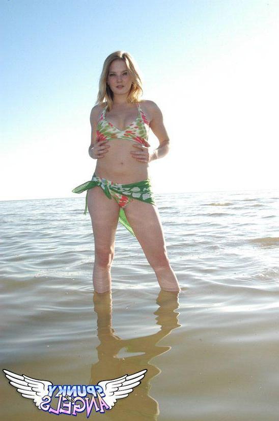 20P Pictures of Danielle getting wet
