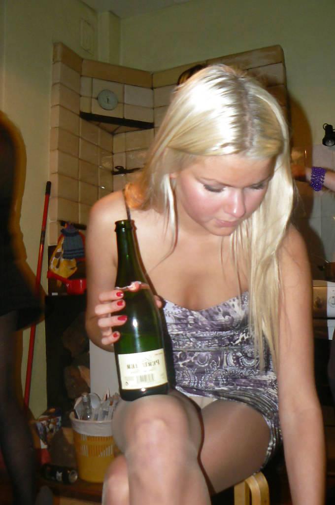 25P Nylon - upskirt - leg 14