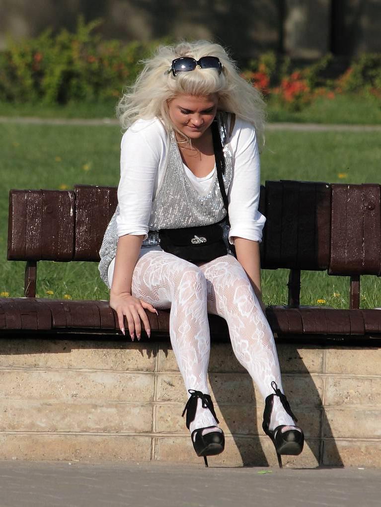 25P Nylon - upskirt - leg 14